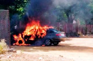 Zilla Parishad carla fire: | जिल्हा परिषदेतील कारला आग :