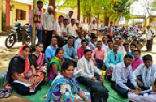 Gramsevak's protest against BDO | ग्रामसेवकांचे बीडीओ विरोधात आंदोलन