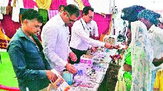 Due to the devotees going to the fort, | गडावर जाणाऱ्या भाविकांमुळे फुलला भक्तिमळा Due to the devotees going to the fort, | गडावर जाणाऱ्या भाविकांमुळे फुलला भक्तिमळा