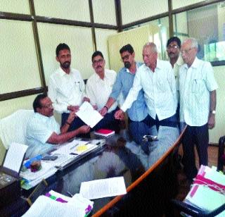 Locals stopped the land acquisition route | स्थानिकांनी मार्गाचे भूसंपादन बंद पाडले Locals stopped the land acquisition route | स्थानिकांनी मार्गाचे भूसंपादन बंद पाडले