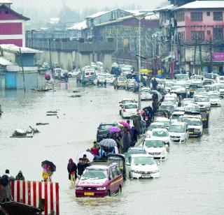 The danger level crossing the jhalma | झेलमने ओलांडली धोक्याची पातळी The danger level crossing the jhalma | झेलमने ओलांडली धोक्याची पातळी