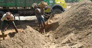 Exploration of illegal sand from Poppethed dam | पोपटखेड धरणातून अवैध रेती उत्खनन Exploration of illegal sand from Poppethed dam | पोपटखेड धरणातून अवैध रेती उत्खनन