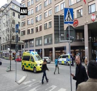 Truck hanging in Sweden, three killed, one suspect detained | स्वीडनमध्ये ट्रकहल्ला, तीन ठार, एक संशयित अटकेत Truck hanging in Sweden, three killed, one suspect detained | स्वीडनमध्ये ट्रकहल्ला, तीन ठार, एक संशयित अटकेत