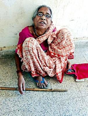Aged disadvantaged from unfounded scheme | निराधार योजनेपासून वृद्ध वंचित Aged disadvantaged from unfounded scheme | निराधार योजनेपासून वृद्ध वंचित