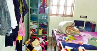 In one night the thieves threw four houses in a single night | एकाच रात्री चोरट्यांनी चार घरे फोडली