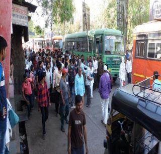 The driver of the bus driver rushed to Dhule | धुळे येथे बस चालकास रिक्षा चालकांकडून मारहाण The driver of the bus driver rushed to Dhule | धुळे येथे बस चालकास रिक्षा चालकांकडून मारहाण