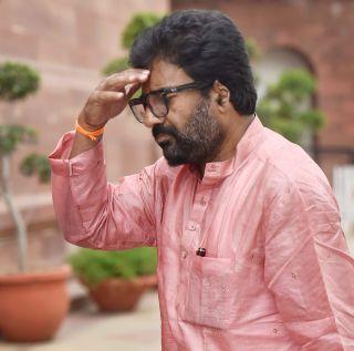 Ravindra Gaikwad's Express for Uddhav Thackeray's Visit Shivsena Bhawan | उद्धव ठाकरे भेटीसाठी रवींद्र गायकवाडांची एक्स्प्रेस शिवसेना भवनात