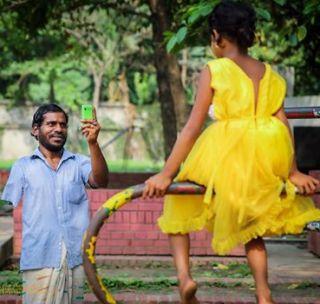 A story of a father! New dress bought for girls for two years | कहाणी एका बापाची ! दोन वर्ष भीक मागून मुलीसाठी खरेदी केला नवा ड्रेस A story of a father! New dress bought for girls for two years | कहाणी एका बापाची ! दोन वर्ष भीक मागून मुलीसाठी खरेदी केला नवा ड्रेस