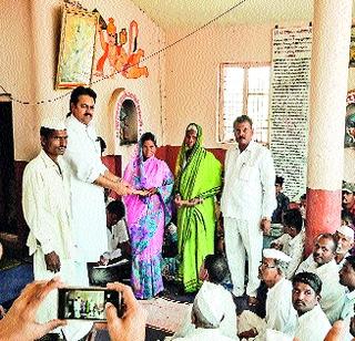 Crisis on the village due to low water level | पाण्याची पातळी कमी झाल्याने गावावर संकट Crisis on the village due to low water level | पाण्याची पातळी कमी झाल्याने गावावर संकट