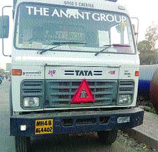 Deborrage mafia farmer family attack | डेब्रिज माफियांचा शेतकरी कुटुंबावर हल्ला Deborrage mafia farmer family attack | डेब्रिज माफियांचा शेतकरी कुटुंबावर हल्ला