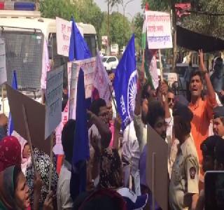 Protest Against Naxalites from Shahid's family members | शहिदांच्या कुटुंबीयांकडून नक्षल्यांविरुद्ध निदर्शने