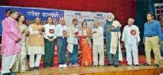 Journalists should write their loyalty to the constitution | पत्रकारांनी संविधानाशी निष्ठा राखून लेखन करावे