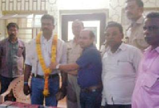 Felicitated Authentic Auto Driver from Thane | ठाणेदारांकडून प्रामाणिक आॅटो चालकाचा सत्कार Felicitated Authentic Auto Driver from Thane | ठाणेदारांकडून प्रामाणिक आॅटो चालकाचा सत्कार