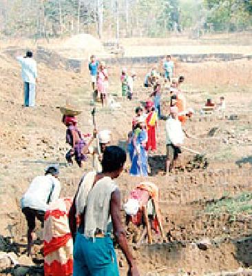 Demand for work increased | कामाची मागणी वाढली