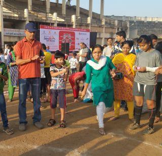 VIDEO - Touches of potato are more than just bigger than chicks | VIDEO- चिमुरड्यांपेक्षा मोठ्यांनाच मातीतल्या खेळांचा लळा VIDEO - Touches of potato are more than just bigger than chicks | VIDEO- चिमुरड्यांपेक्षा मोठ्यांनाच मातीतल्या खेळांचा लळा