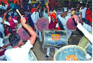 Dholcha Rudravartar learned on U tube | यू-ट्यूबवर शिकला ‘ढोलचा रुद्रावतार’ Dholcha Rudravartar learned on U tube | यू-ट्यूबवर शिकला ‘ढोलचा रुद्रावतार’