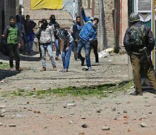 In Jammu and Kashmir, violence in the by-election, 7 killed 36 wounded | जम्मू-काश्मीरमध्ये पोटनिवडणुकीत हिंसाचार, 7 ठार 36 जखमी In Jammu and Kashmir, violence in the by-election, 7 killed 36 wounded | जम्मू-काश्मीरमध्ये पोटनिवडणुकीत हिंसाचार, 7 ठार 36 जखमी