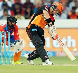 Warner smacked, Hyderabad beat Gujarat by 9 wickets | वॉर्नरची फटकेबाजी, हैदराबादचा गुजरातवर 9 गडी राखून विजय