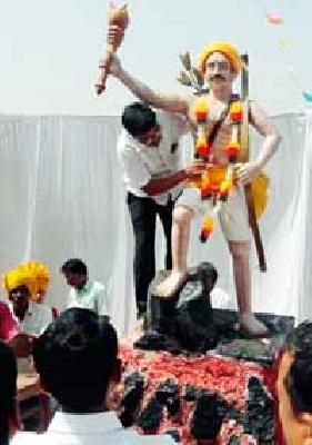 Unveiling of statue of Birsa Munda in Koregaon | कोरेगावात बिरसा मुंडा यांच्या पुतळ्याचे अनावरण