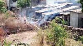 Fire at the shops in the vegetable market | भाजी बाजारात दुकानाला आग Fire at the shops in the vegetable market | भाजी बाजारात दुकानाला आग