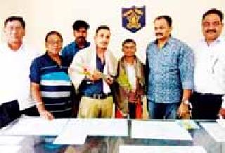 Three lakh rupees found in the streets were handed over to the police | रस्त्यावर सापडलेले ३ लाख रुपये केले पोलिसांच्या स्वाधीन Three lakh rupees found in the streets were handed over to the police | रस्त्यावर सापडलेले ३ लाख रुपये केले पोलिसांच्या स्वाधीन