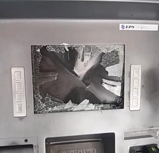 Citizens frustrated by the ATM, the collapse of the ATM | नागरिकांना संताप अनावर, एटीएमची केली तोडफोड Citizens frustrated by the ATM, the collapse of the ATM | नागरिकांना संताप अनावर, एटीएमची केली तोडफोड