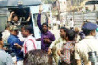 Agitation, arrest of students and release of students before the guardian's office to protect the technician | तंत्रनिकेतनच्या बचावसाठी विद्यार्थ्यांचे पालकमंत्र्यांच्या कार्यालयासमोर आंदोलन, विद्यार्थ्यांची अटक व सुटका