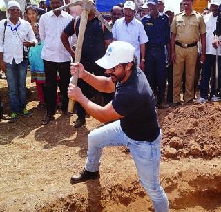 Shramdan on the plateau from Aamir Khan | आमीर खानकडून पठारावर श्रमदान Shramdan on the plateau from Aamir Khan | आमीर खानकडून पठारावर श्रमदान