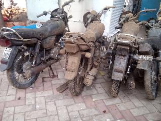 Stolen robbers found in dhobi mining in Kolhapur | कोल्हापूरात धोबी खणीतील सापडलेल्या दुचाक्या चोरीच्या