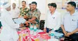 The people's door to the gathering | मेळाव्यातून शासन लोकांच्या दारी