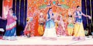 Geet Ramayana and Raswikas Ritzykike dancing | गीत रामायण व नृत्याविष्काराने रसिकांना रिझविले Geet Ramayana and Raswikas Ritzykike dancing | गीत रामायण व नृत्याविष्काराने रसिकांना रिझविले