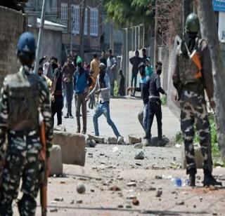 Two polling booths have been organized in Kashmir | काश्मीरमध्ये दोन मतदानकेंद्रे पेटवली