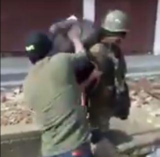 VIDEO: In the Kashmir war, you will be beaten by the soldiers, and you will get blood | VIDEO: काश्मीरमध्ये जवानांना भररस्त्यात मारहाण, पाहून तुमचंही रक्त उसळेल