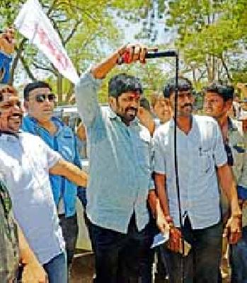 Farmers to 'buy' farmers | शेतकरी उगारणार सरकारवर ‘आसूड’