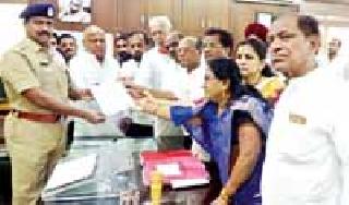 Take action against ZP Member Madavi | जि.प.सदस्य मडावी यांच्यावर कारवाई करा Take action against ZP Member Madavi | जि.प.सदस्य मडावी यांच्यावर कारवाई करा