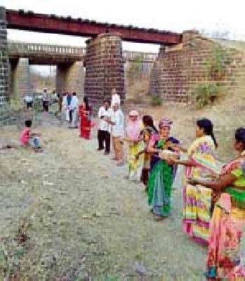 Shramdan of the villagers for burning awareness | जलजागृतीसाठी ग्रामस्थांचे श्रमदान