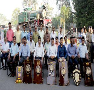 Bhusawal Railway Department honors seven Shinds | भुसावळ रेल्वे विभागाचा सात शिल्ड देऊन सन्मान Bhusawal Railway Department honors seven Shinds | भुसावळ रेल्वे विभागाचा सात शिल्ड देऊन सन्मान