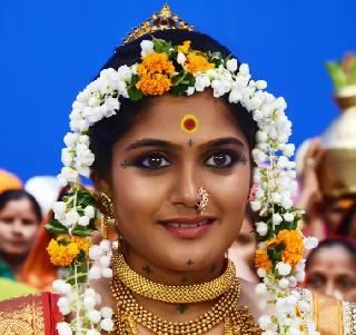 Crazy barn | क्रेझ बाणूच्या नथेची Crazy barn | क्रेझ बाणूच्या नथेची