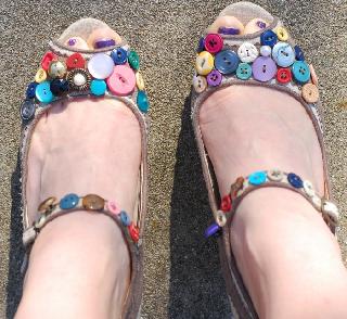 Much more from the button ... | बटनापासून खूप काही... Much more from the button ... | बटनापासून खूप काही...