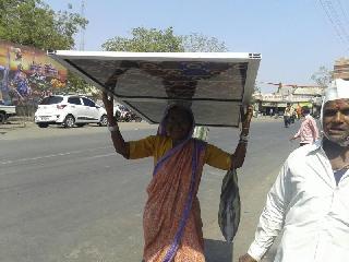 Likewise for the construction of the toilets | शौचालय बांधकामासाठी आजीबार्इंची अशीही लगबग 