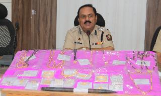 10 burglars along with a dacoity, the best bard in Saraiyat was arrested in Kolhapur | दरोड्यासह १० घरफोड्या उघडकीस, सराईत उत्तम बारडला कोल्हापूरात अटक 10 burglars along with a dacoity, the best bard in Saraiyat was arrested in Kolhapur | दरोड्यासह १० घरफोड्या उघडकीस, सराईत उत्तम बारडला कोल्हापूरात अटक