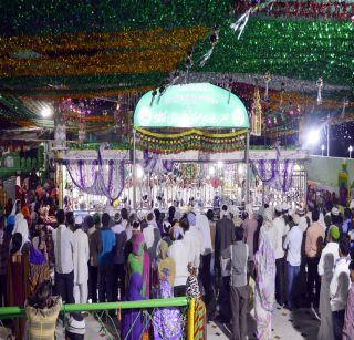 In Chalisgaon, there is a symbol of unity in the beginning of Ursus | चाळीसगाव येथे एकात्मतेचे प्रतिक असलेल्या ऊरुस ला प्रारंभ
