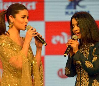 VIDEO - Amrita Fadnavis and Alia Bhatt sang together "Your Gallery" | VIDEO - अमृता फडणवीस आणि आलिया भट्ट यांनी एकत्र गायले "तेरी गलिया" VIDEO - Amrita Fadnavis and Alia Bhatt sang together "Your Gallery" | VIDEO - अमृता फडणवीस आणि आलिया भट्ट यांनी एकत्र गायले "तेरी गलिया"