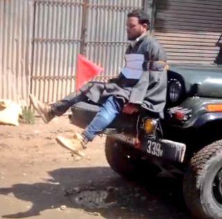 The Army built the Kashmiri youth on the Jeep, Omar Abdullah tweeted the video | लष्कराने काश्मिरी तरुणाला जीपवर बांधलं, ओमर अब्दुल्लांनी ट्विट केला व्हिडीओ The Army built the Kashmiri youth on the Jeep, Omar Abdullah tweeted the video | लष्कराने काश्मिरी तरुणाला जीपवर बांधलं, ओमर अब्दुल्लांनी ट्विट केला व्हिडीओ