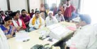 About various issues, the Shiv Sena's Varora Nagarparishade Morcha | विविध समस्यांबाबत शिवसेनेचा वरोरा नगरपरिषदेवर मोर्चा About various issues, the Shiv Sena's Varora Nagarparishade Morcha | विविध समस्यांबाबत शिवसेनेचा वरोरा नगरपरिषदेवर मोर्चा