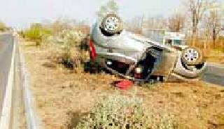 Car accidents near Dhobisarad | धोबीसराडजवळ कारला अपघात Car accidents near Dhobisarad | धोबीसराडजवळ कारला अपघात