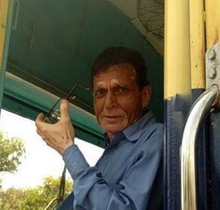 Heavy driver left the train on the train track | गर्मीने त्रस्त ड्रायव्हर ट्रेन ट्रॅकवर सोडून गेला आंघोळीला