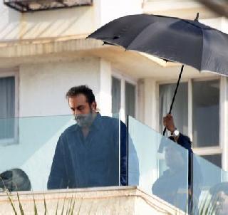 Ranbir Kapoor, Sanjubaba's neighbor, stopped shooting and stopped shooting | रणबीर कपूरमुळे संजूबाबाचे शेजारी त्रस्त, शूटिंग थांबवली Ranbir Kapoor, Sanjubaba's neighbor, stopped shooting and stopped shooting | रणबीर कपूरमुळे संजूबाबाचे शेजारी त्रस्त, शूटिंग थांबवली