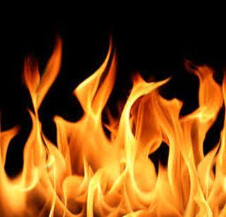 Raymond company fire at night due to short circuit | रेमंड कंपनीत रात्री शॉर्ट सर्कीटमुळे आग Raymond company fire at night due to short circuit | रेमंड कंपनीत रात्री शॉर्ट सर्कीटमुळे आग