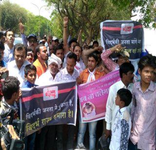 Demonstrate the PM's swift demand for separate Vidarbha | स्वतंत्र विदर्भाच्या मागणीसाठी पंतप्रधानांच्या ताफ्यासमोर निदर्शनं Demonstrate the PM's swift demand for separate Vidarbha | स्वतंत्र विदर्भाच्या मागणीसाठी पंतप्रधानांच्या ताफ्यासमोर निदर्शनं